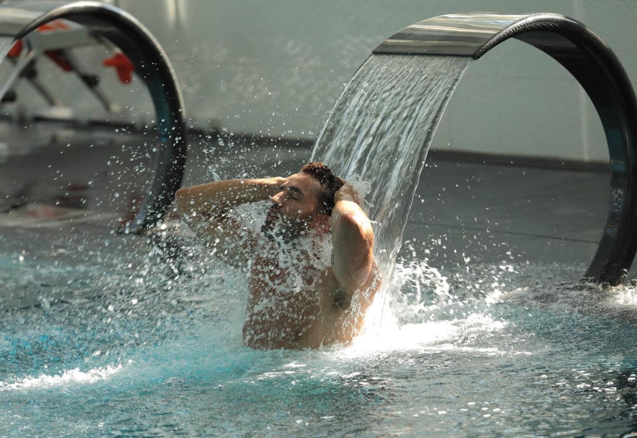 מלון The View בוזניקה מראה חיצוני תמונה A man under a shower