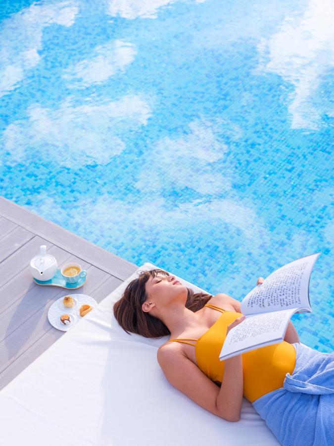 מלון The View בוזניקה מראה חיצוני תמונה A woman sunbathing