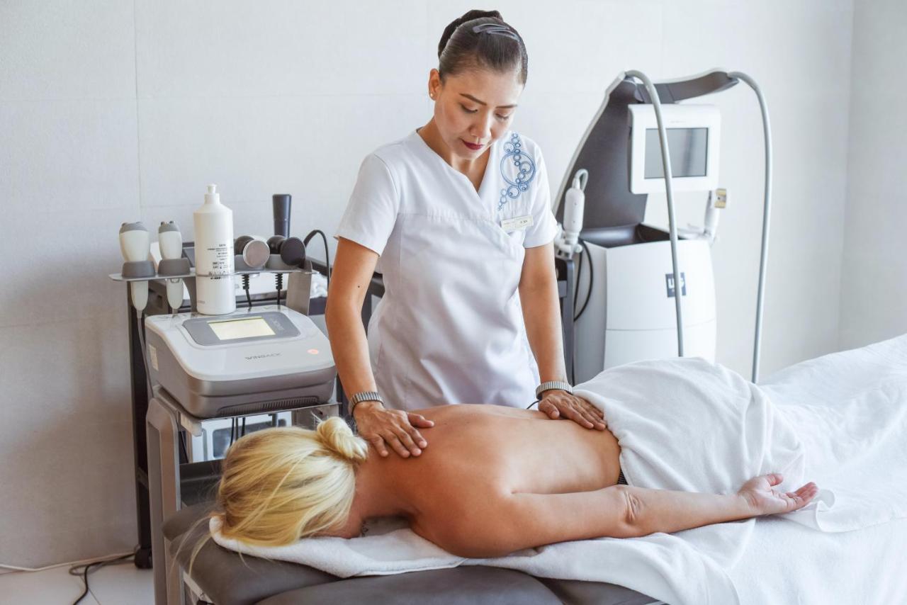 מלון The View בוזניקה מראה חיצוני תמונה A woman receiving a massage