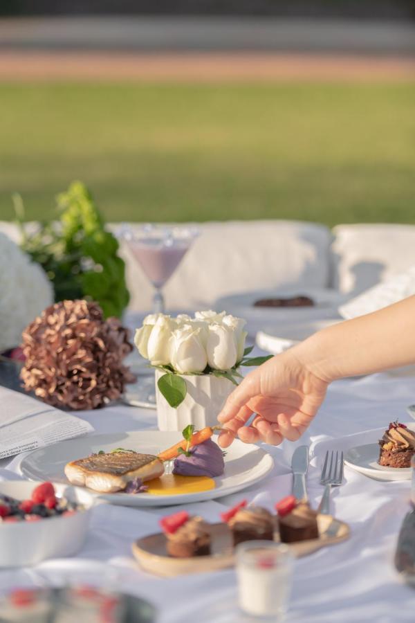 מלון The View בוזניקה מראה חיצוני תמונה A hand reaches for a carrot at a wedding reception